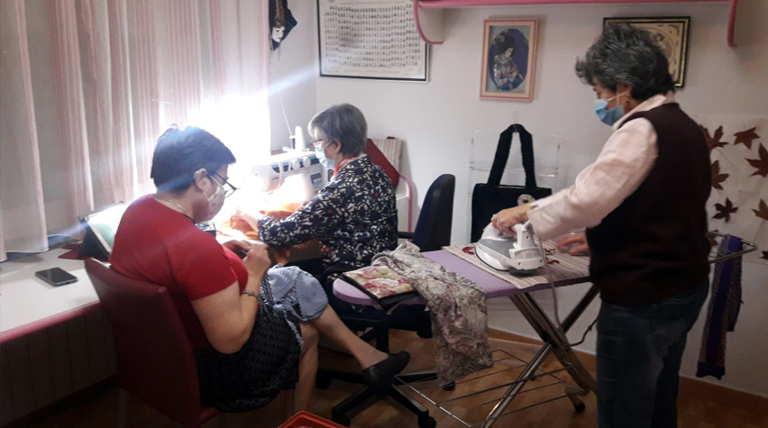Carmela, Rosa y Ángela tejiendo algunas de sus prendas.