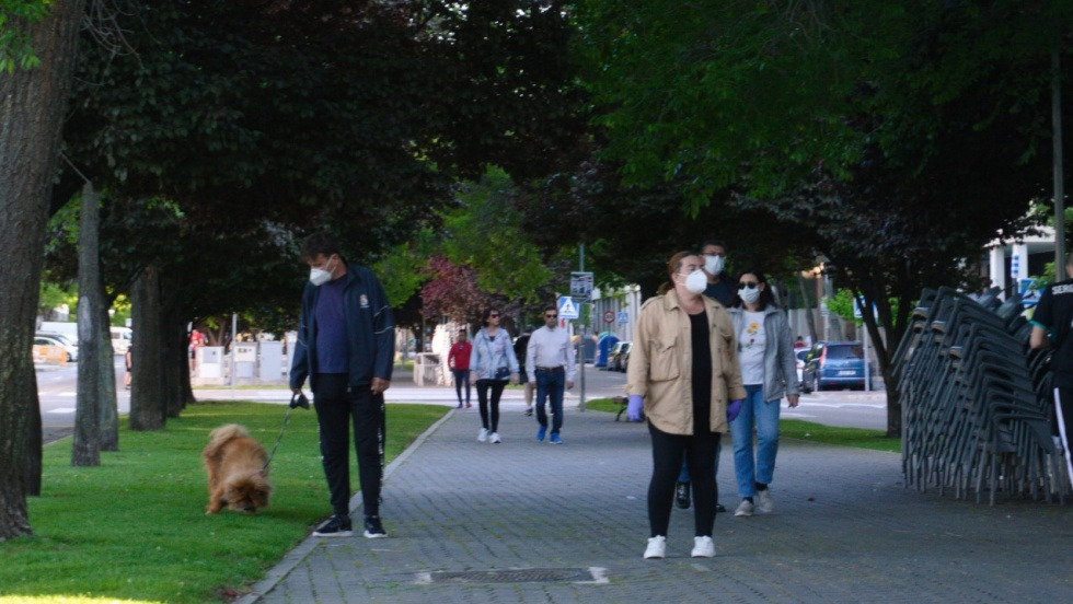 Vecinos pasean por la avenida Antonio López de Pinto.