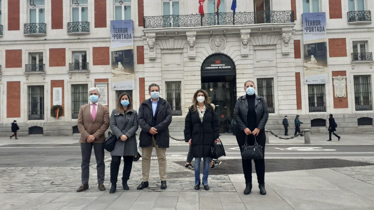 Miembros del Gobierno de Parla este viernes en la Puerta del Sol.
