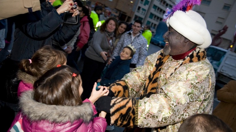 El Rey Baltasar de Pinto entregando caramelos a los niños.