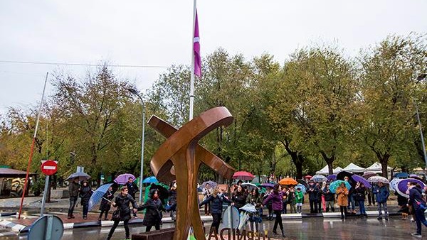 Izado de la bandera feminista en Pinto | Archivo.