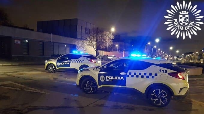 Dos vehículos de la Policía Local de Pinto | Archivo.