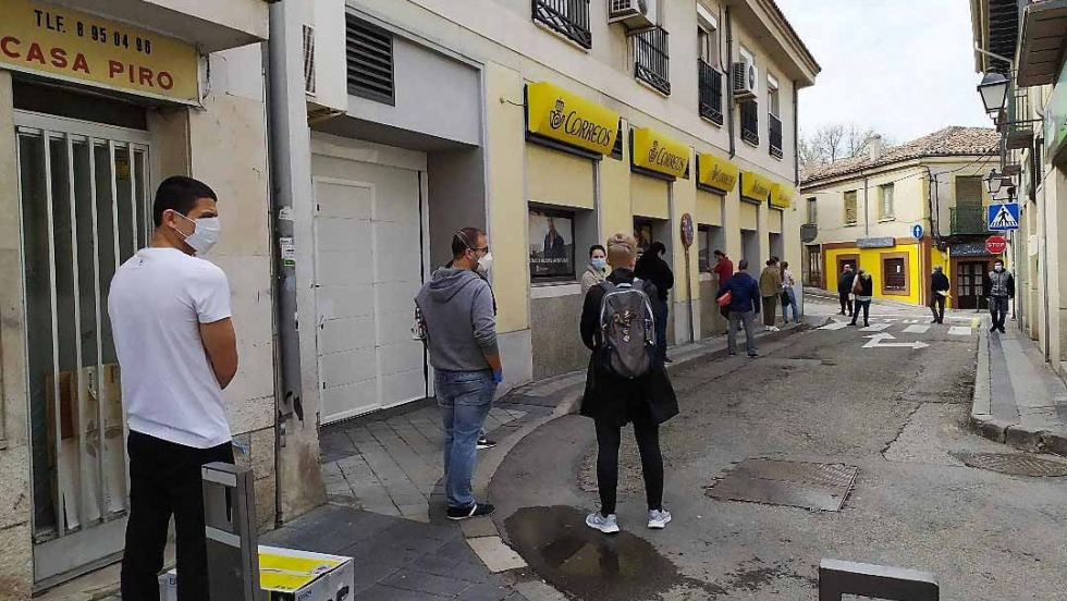 Vecinos de Valdemoro haciendo cola en la calle.