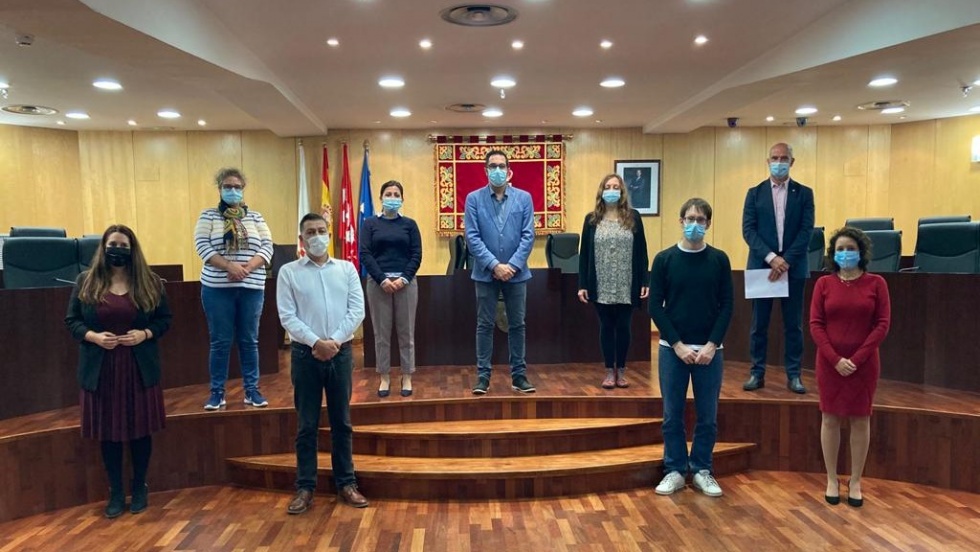 Miembros de Cruz Roja junto con representantes de la corporación municipal.