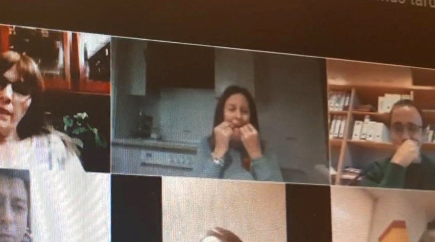 Ana Díez, concejala de Vox Valdemoro, pasándose el hilo dental.