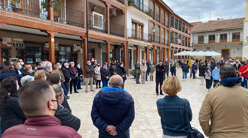 El sacerdote de Ciempozuelos, Julián Lozano, en medio de la concentración silenciosa contra el pacto nacional del PSOE con Bildu.