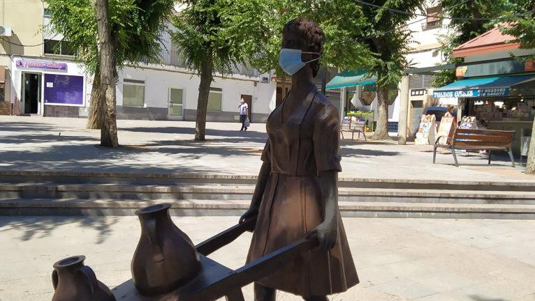 Estatua de una aguadora situada en la plaza de Ventura Rodríguez.