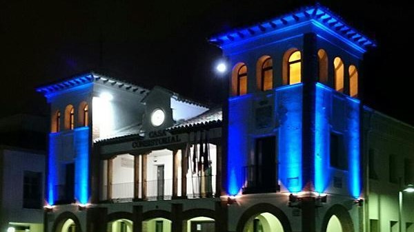 Fachada del edificio del Ayuntamiento de Pinto iluminada de azul.