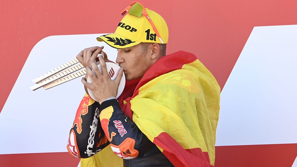 Raúl Fernández celebrando su victoria en el Gran Premio de Valencia | Img: Raúl Fernández.