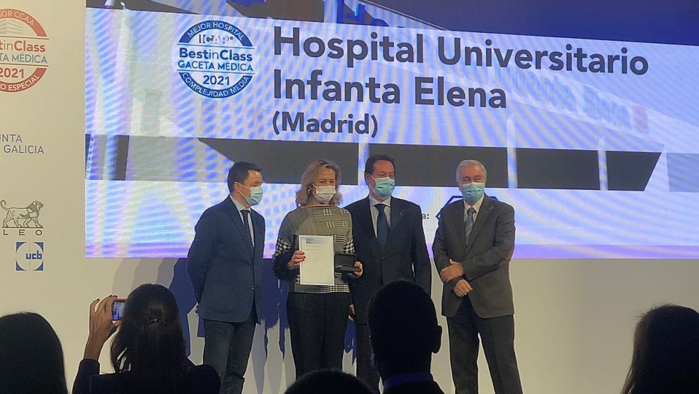 Marta Sánchez, directora del hospital, recogiendo el premio.