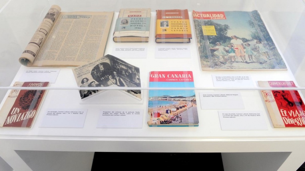 Vitrina de la exposición "Escrito por mujeres".