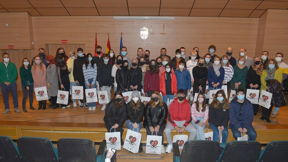 El grupo de intercambio con el alcalde, el concejal de Educación y la directiva del IES Villa de Valdemoro en el acto.
