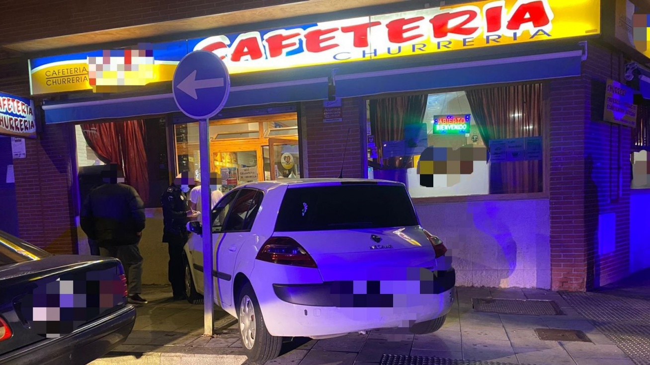 Colisión del vehículo con la churrería Mayfe de Valdemoro.
