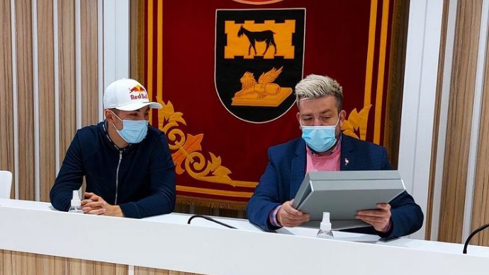 Raúl Fernández junto al alcalde, Rafael Martínez.