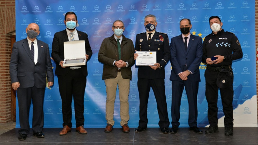 El alcalde, el jefe de la Policía Local y el primer integrante de la unidad galardonada, recogiendo el premio | Ayuntamiento de Valdemoro