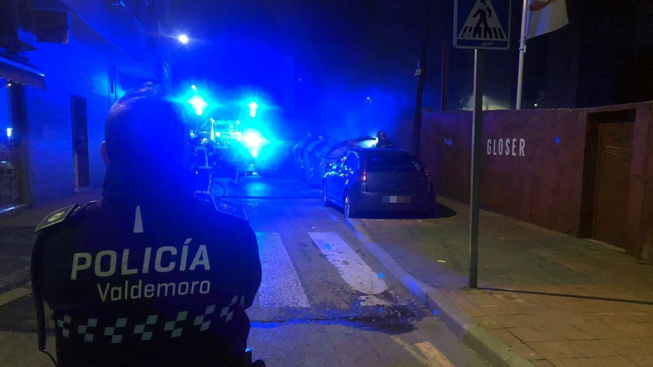 Intervención por un incendio en un contenedor | Img: Policía Local de Valdemoro.