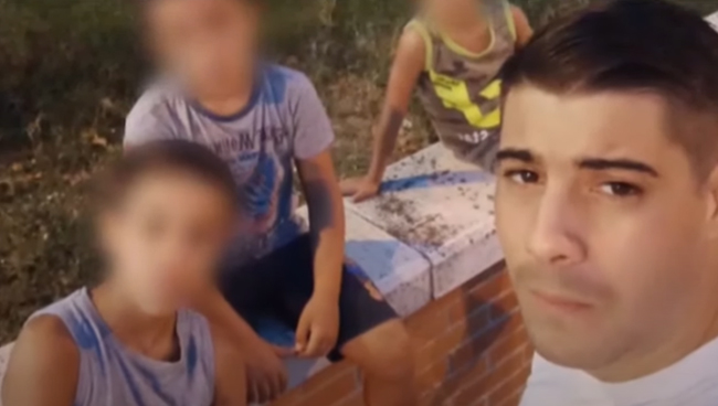 Miguel con los tres niños.