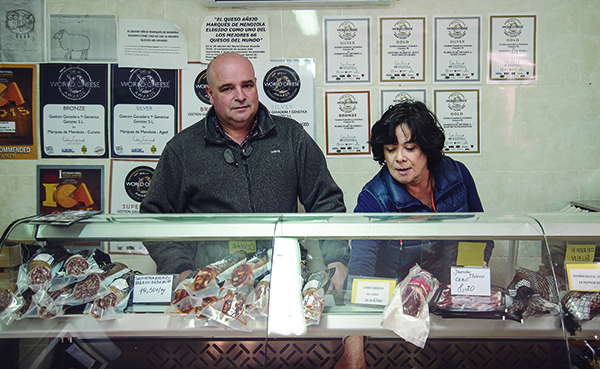 Antonio y Emilia, propietarios de Marqués de Mediola, en la tienda que tienen en su finca (Finca Rincón Collado, camino Hondo del Soto del Parral, Ciempozuelos).
