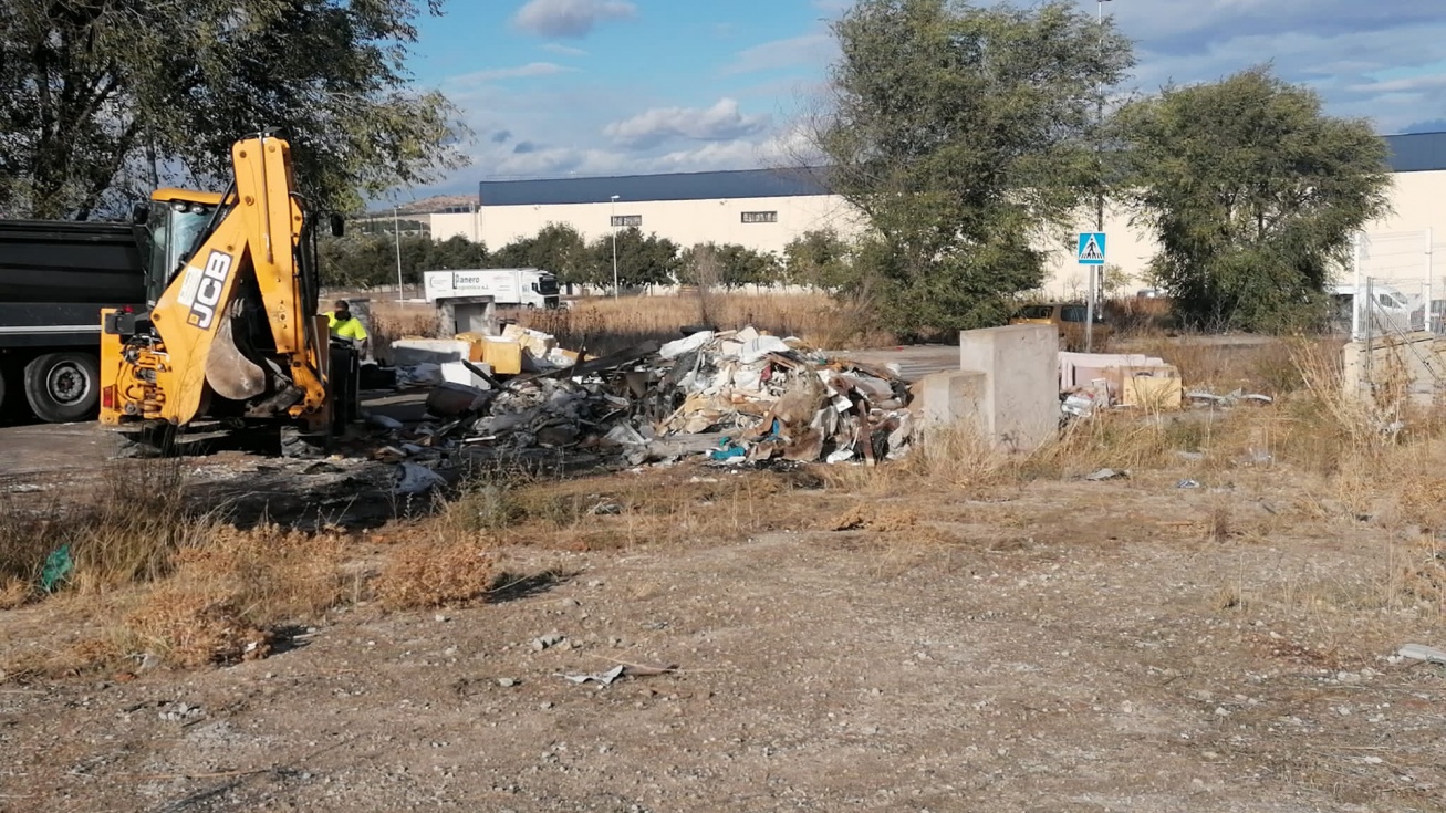 Escombros en uno de los polígonos | Movimiento Valdemoreño