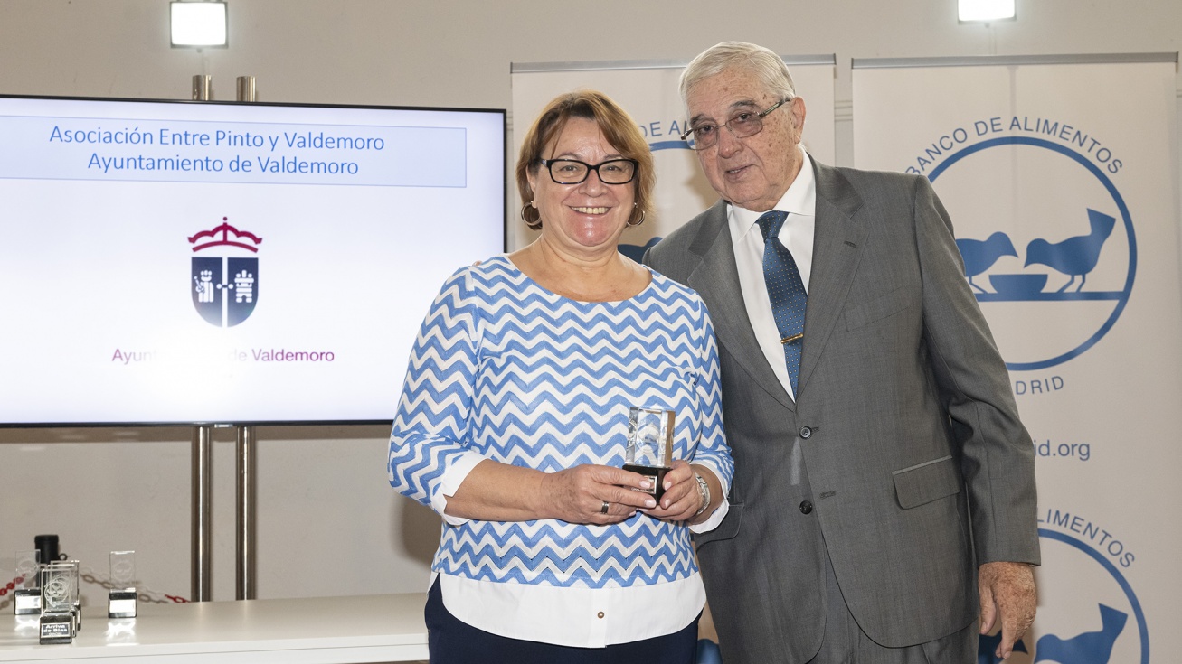La directora del Área de Mayores, Julia Fragoso, recoge la distinción de Valdemoro.