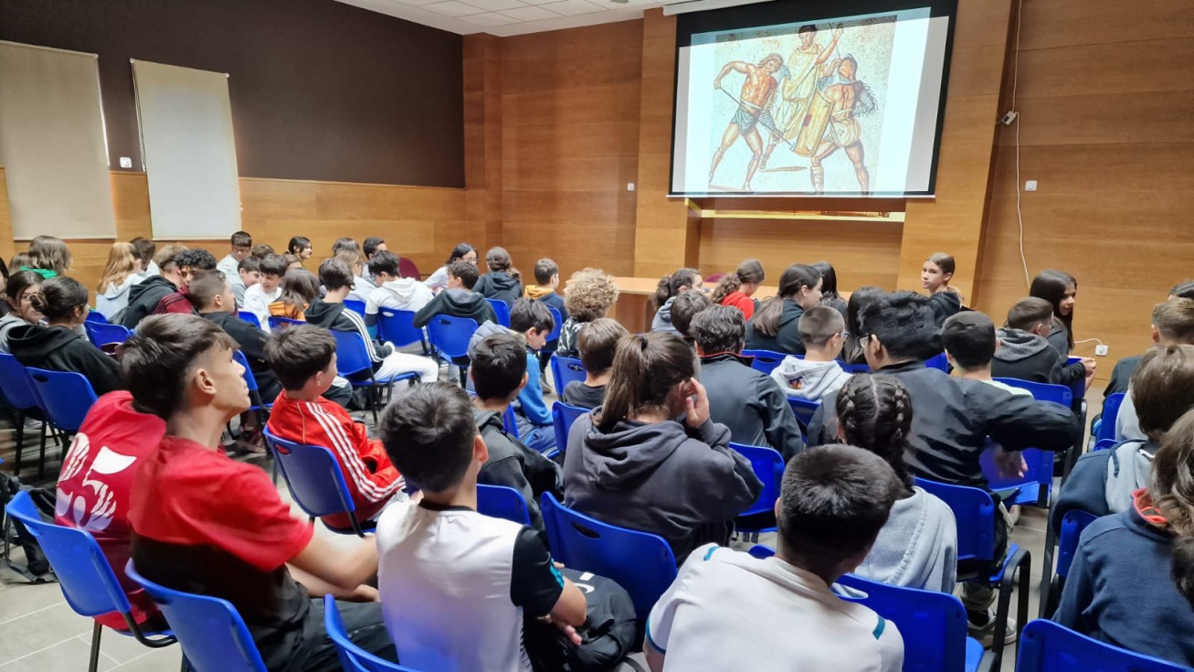 Alumnos de 1º de la ESO del instituto Calderón de la Barca, en su visita en mayo al Parque Arqueológico de Carranque.