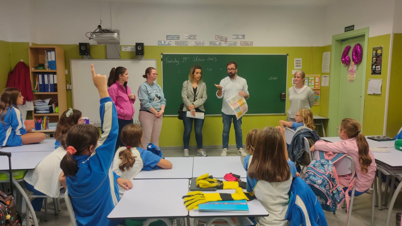 El concejal de Educación, Javier Pizarro, presenta el proyecto en las aulas.
