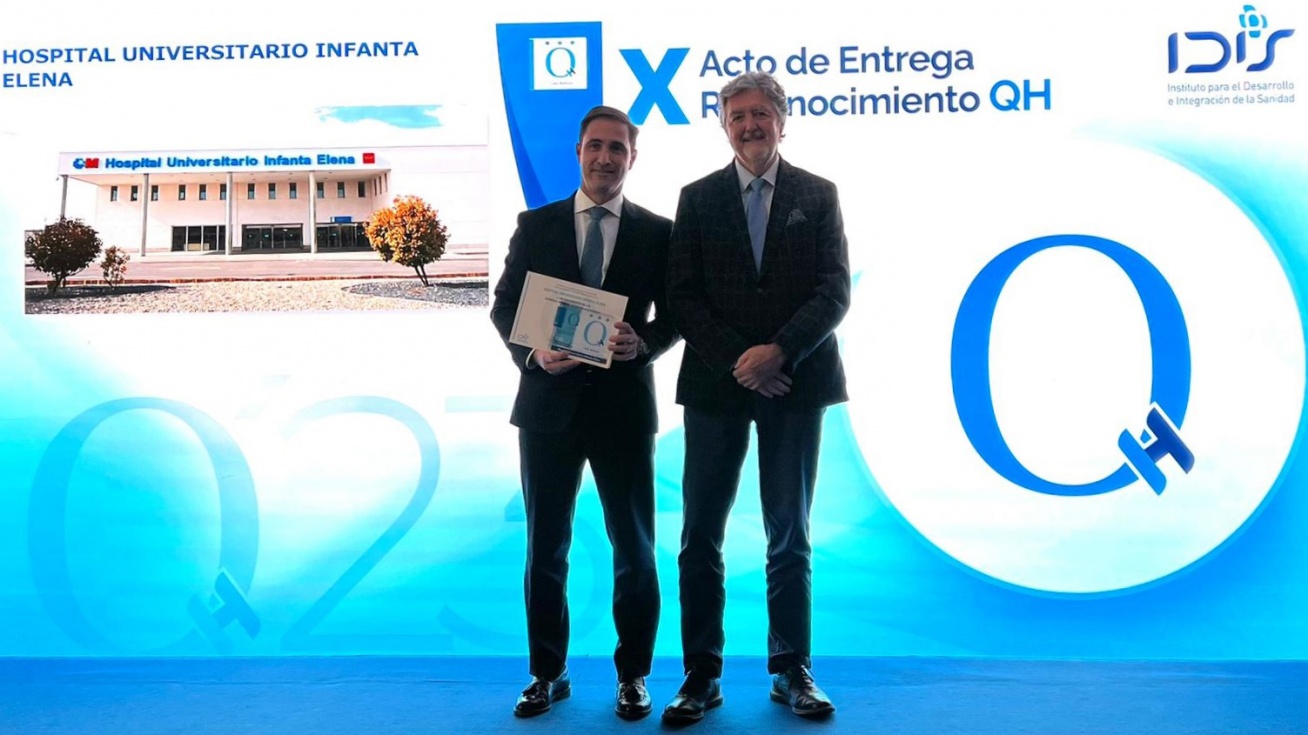 César Tellez, gerente del Hospital Infanta Elena, en el acto de entrega del reconocimiento QH.