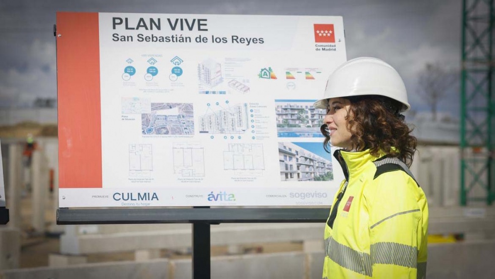 La presidenta Isabel Díaz Ayuso en su visita al piso piloto de la promoción del Plan VIVE en San Sebastián de los Reyes.