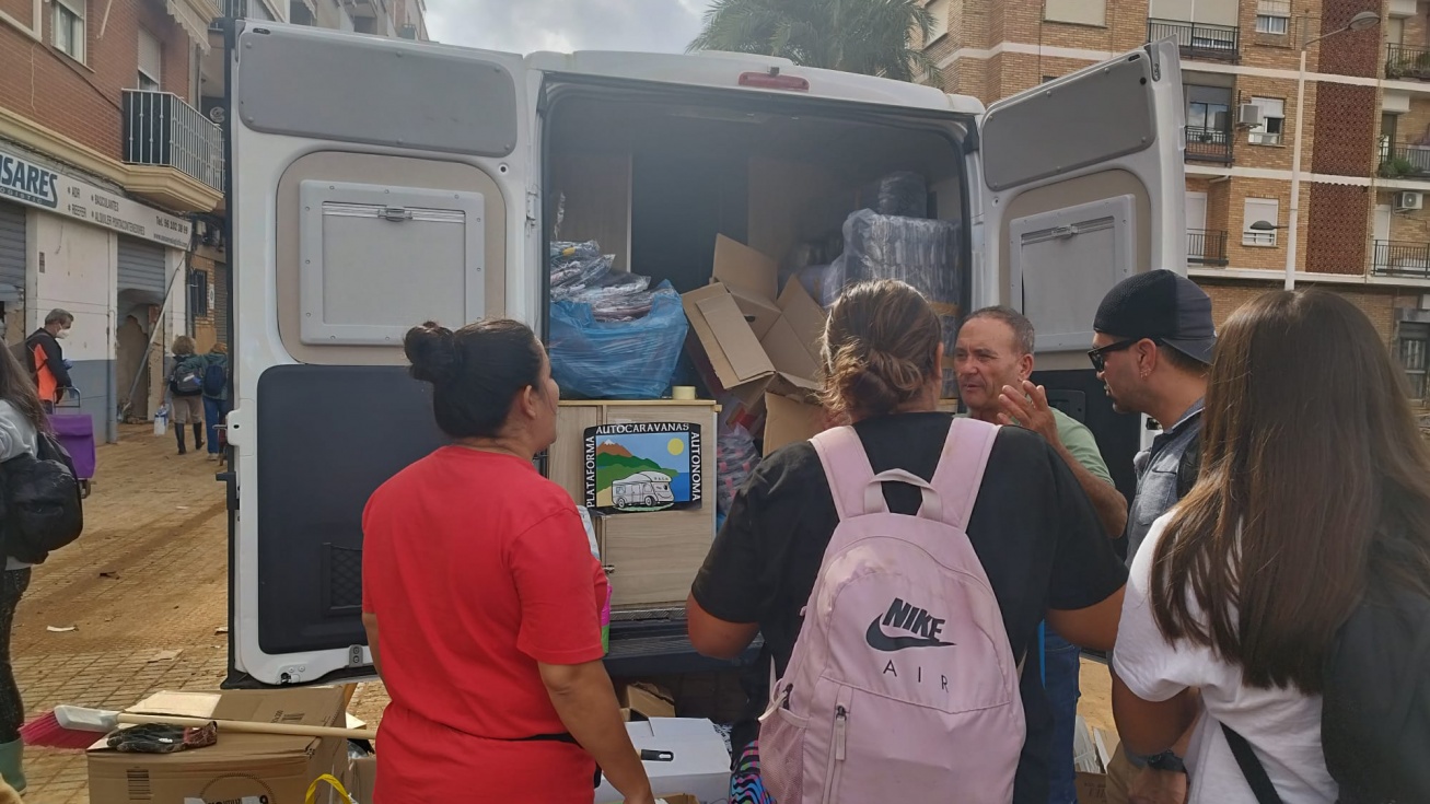 Jesús Gallardo con su autocaravana en Paiporta.