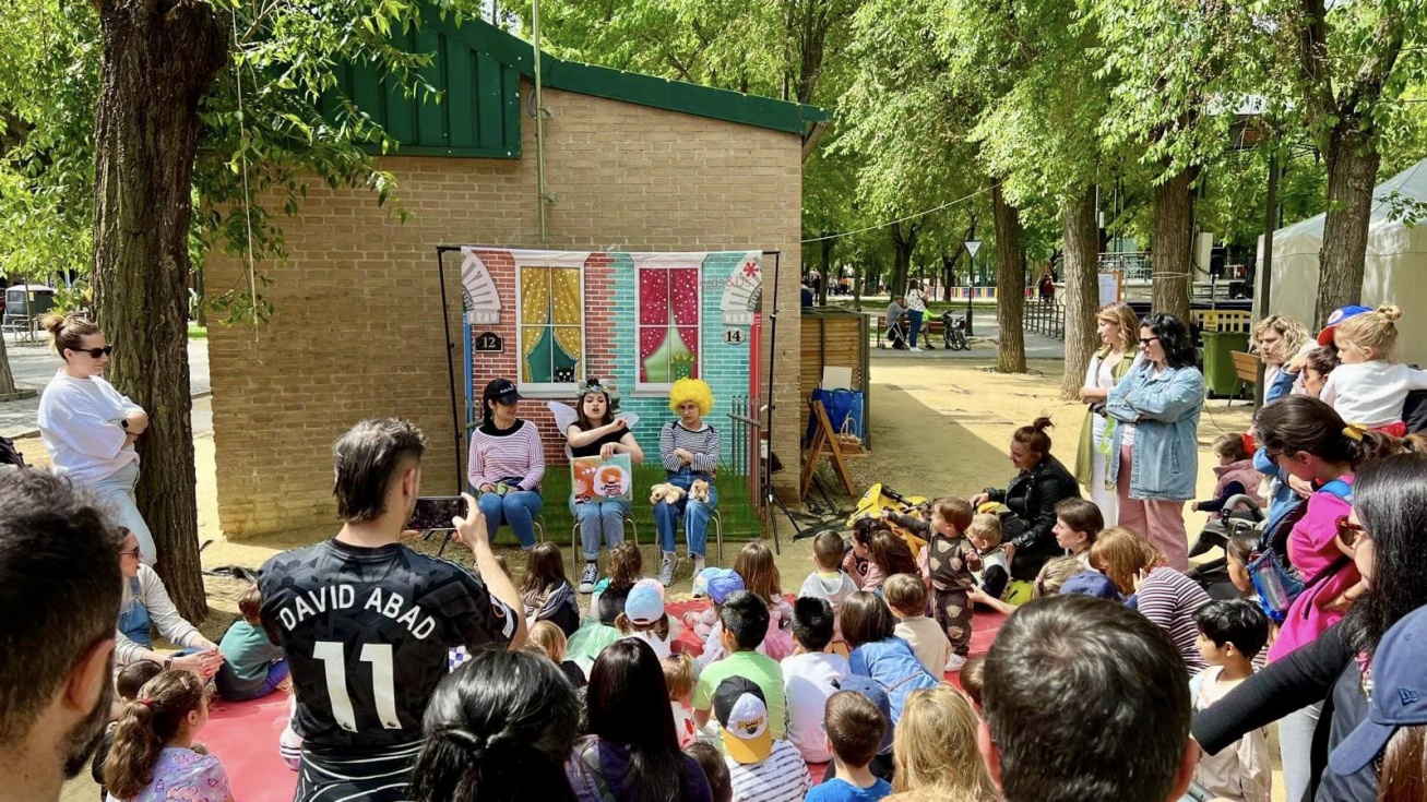 Uno de los cuentacuentos de Kids&Us en Pinto.