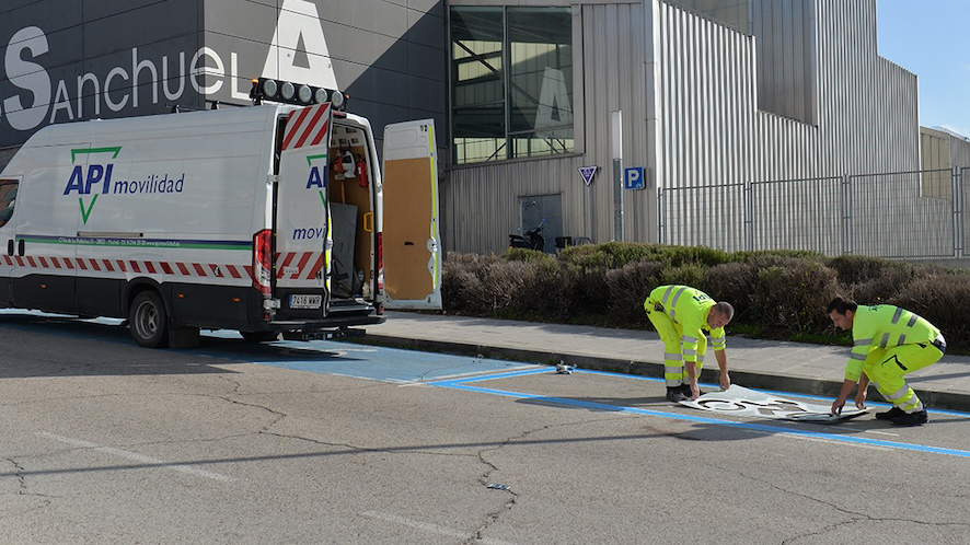 Nuevas plazas de aparcamiento en la Piscina Municipal Valdesanchuela.