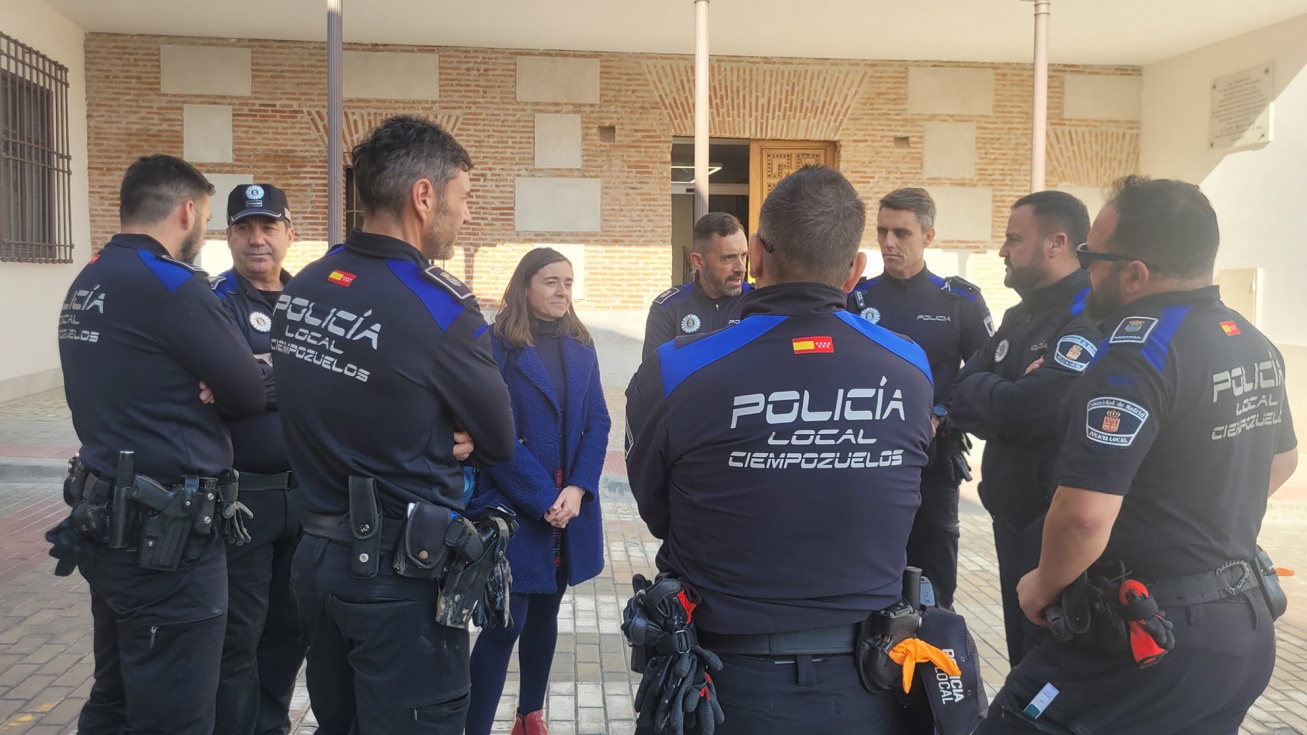 La alcaldesa, Raquel Jimeno, recibe al grupo de policías a su vuelta de Massanassa.