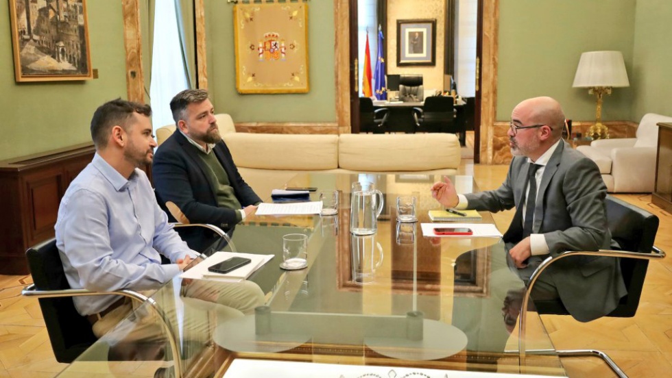 El alcalde y el primer teniente de alcalde de San Martín de la Vega en la reunión con el delegado del Gobierno.