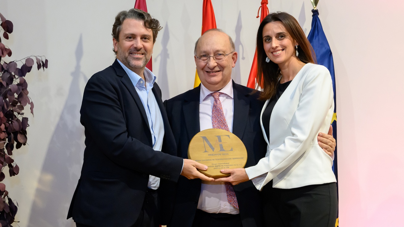 La gerente territorial del Infanta Elena, Rey Juan Carlos y General Villalba, Marta del Olmo, y el gerente de la Fundación Jiménez Díaz, Javier Arcos, reciben el premio.