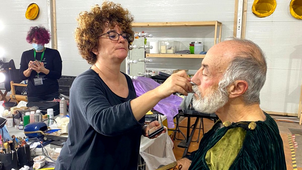 Montse maquillando a uno de los extras de 'Gladiator II' | Foto cedida por Montse Damas