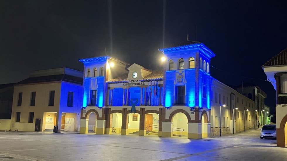 La fachada de la casa consistorial iluminada de azul | Ayuntamiento de Pinto