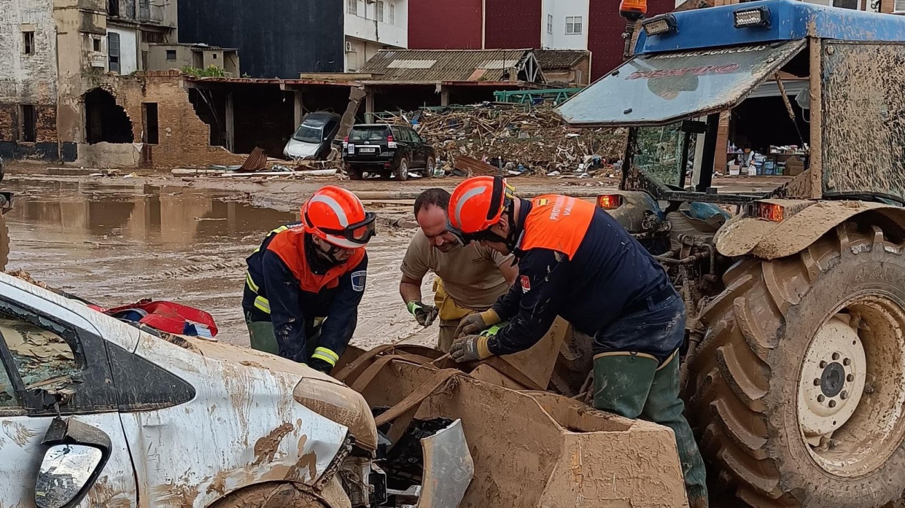 Protección Civil Valdemoro en una de las localidades afectadas por la DANA.