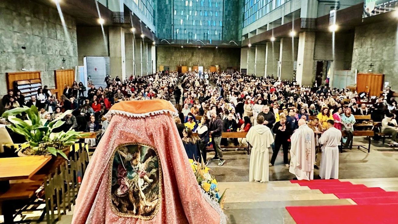 Bajada de 'La Chinita' en la misa celebrada el 26 de octubre en Madrid.