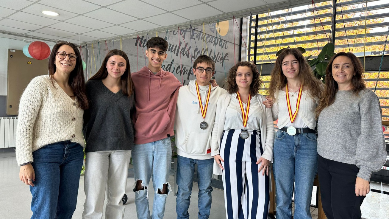 El grupo en el Colegio Mirasur.
