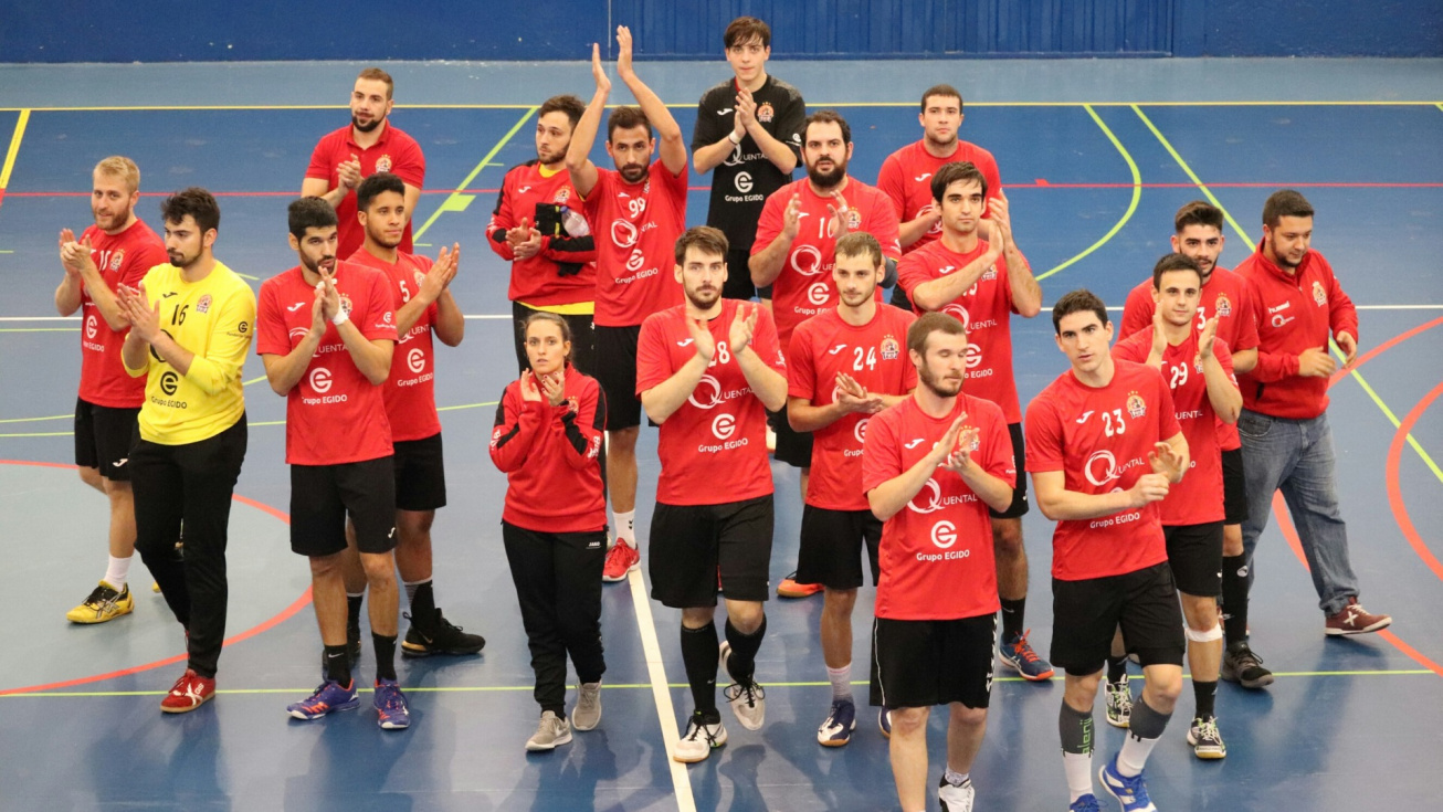 Los jugadores del BM Pinto agradecieron el apoyo del público | Imagen: Francisco Sánchez.