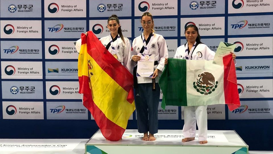 Ainhoa León (izq) en el cajón del podio.