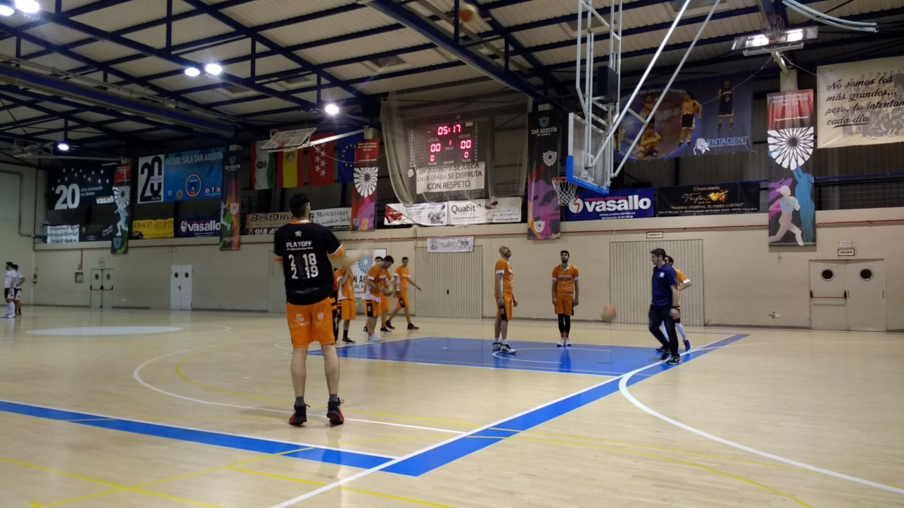 Jugadores del Pintobasket calentando antes del partido.