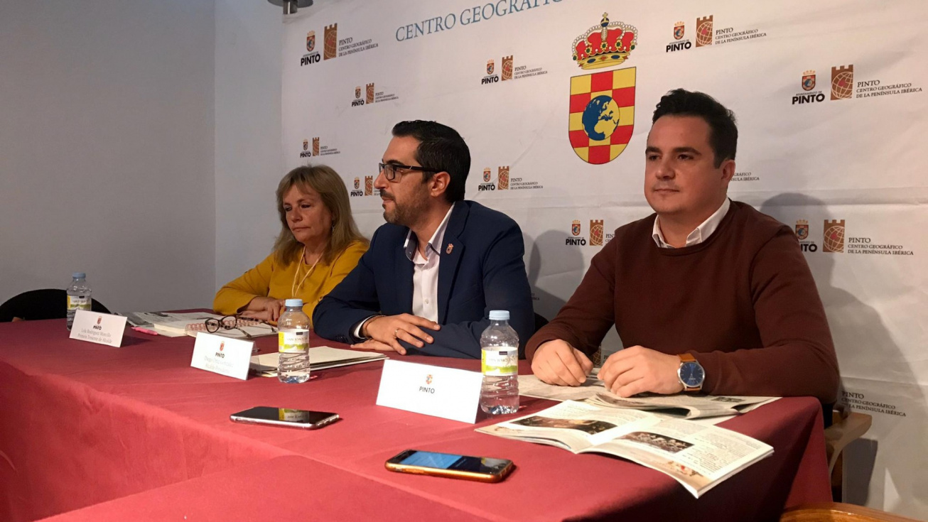De izq a drch: la primera teniente de alcalde, Lola Rodríguez; el alcalde, Diego Ortiz; y el concejal de Cultura, Guillermo Portero.