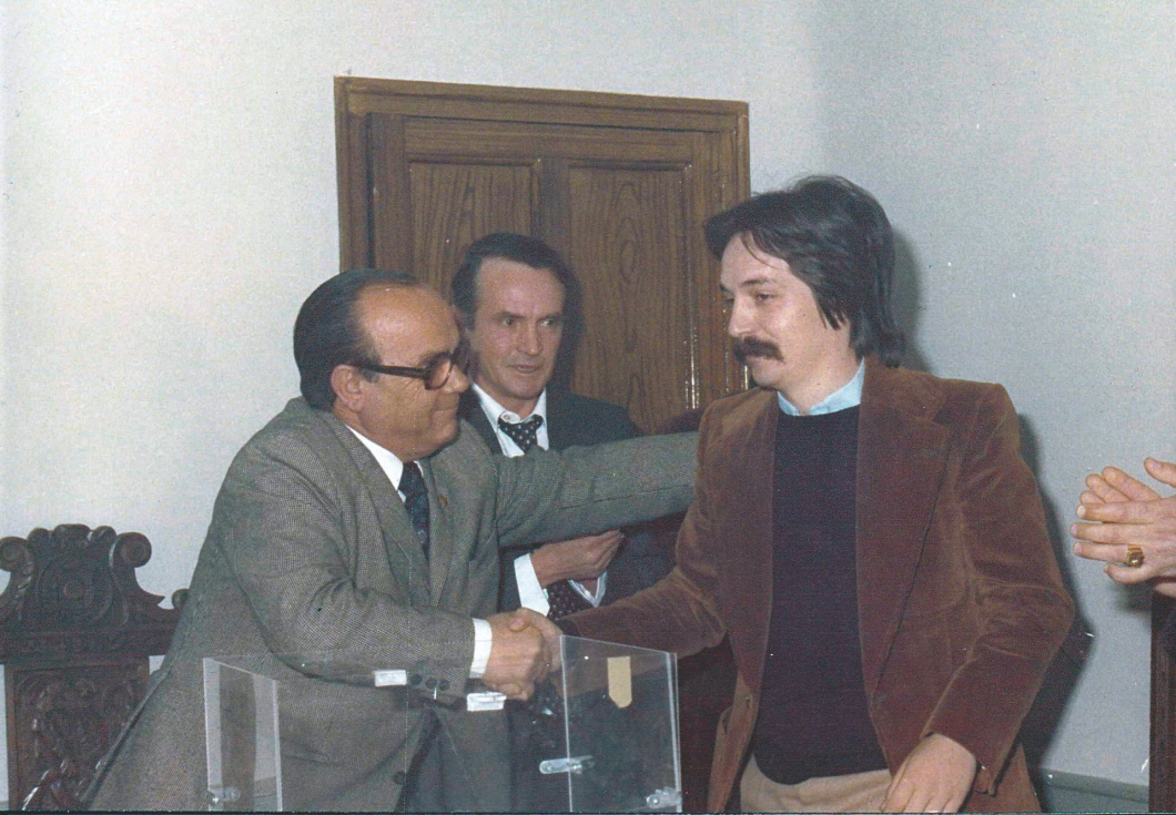 Gabriel Martín, último alcalde predemocrático felicita a Carlos Penit, primer alcalde de la democracia en Pinto, por los resultados de las elecciones.