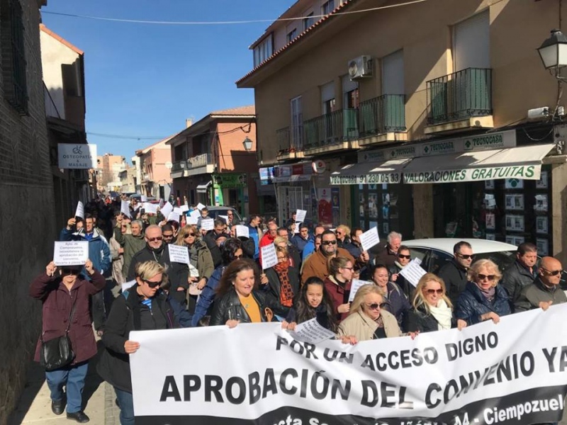 Cientos de vecinos de Seseña recorrieron las calles de Ciempozuelos pidiendo una conexión entre el barrio de El Quiñón y la A-4.