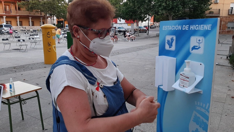 Una mujer se desinfecta las manos.