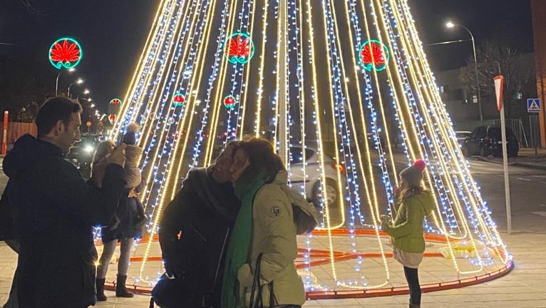 Varias personas posan frente a un árbol navideño de Pinto | Archivo.