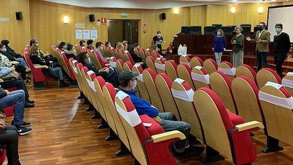 Los nuevos trabajadores del Ayuntamiento de Pinto en el salón de plenos.