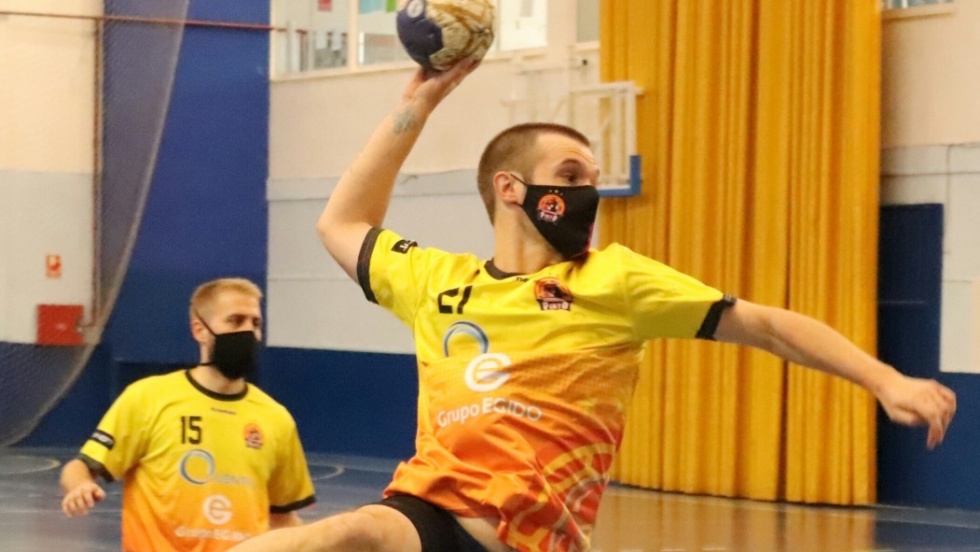 Un jugador del BM Pinto durante un lanzamiento | Img: Francisco Sánchez.