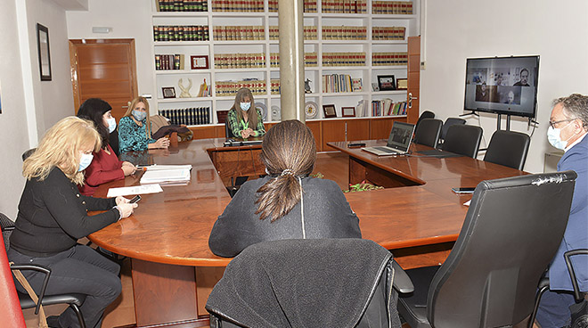 Reunión del Gobierno con los técnicos municipales y los grupos de Oposición para abordar el contrato.